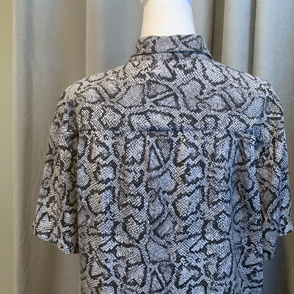 Urban Outfitters Snake Skin Design Button Down Shortsleeved Top Size Small - Picture 5 of 13